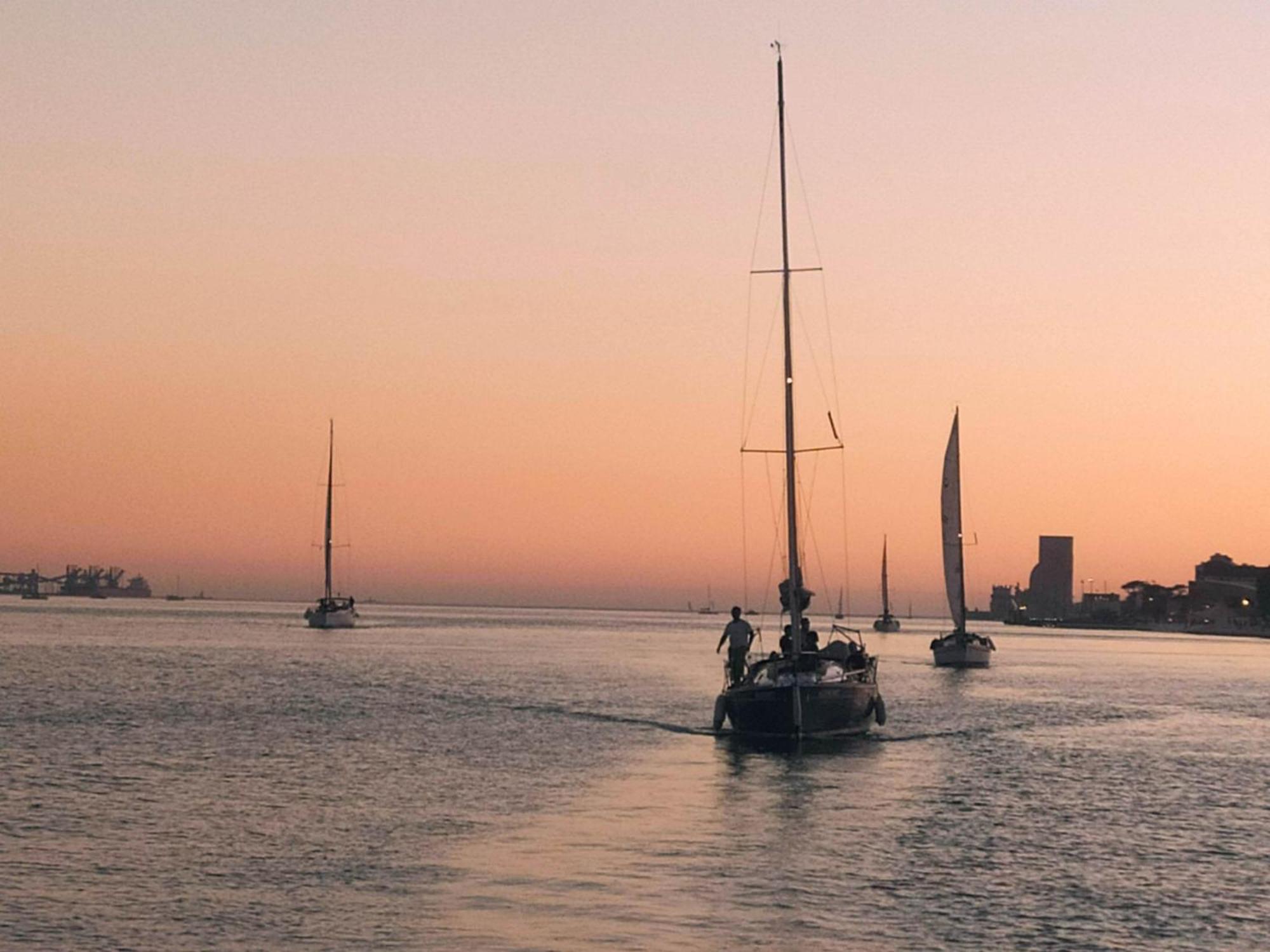 Be Local - Sleep Aboard The Santa Maria Sailing Boat In Lisbon Apartment Екстериор снимка